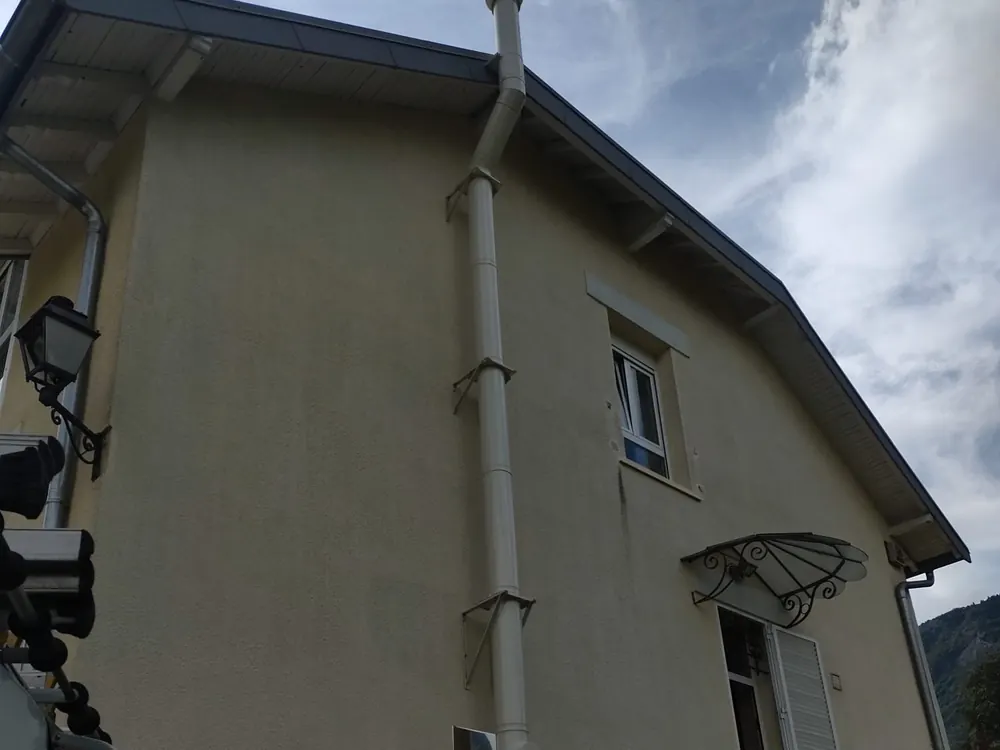 Façade avec conduit de cheminée intégré — finition propre après pose