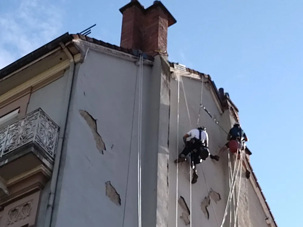 Cordistes Yaniro en ravalement de façade sur immeuble grenoblois